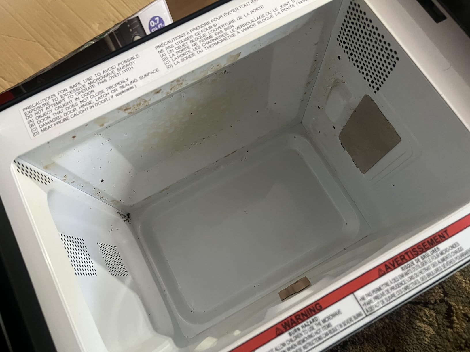 Frigidaire, 0.7 Cu. Ft. Retro Countertop Microwave Oven, 700W Compact Microwave with 8 Auto Cook Menus, Auto Defrost, 5 Power Levels, LED Display, Glass Turntable, Black Gold customer photo 1
