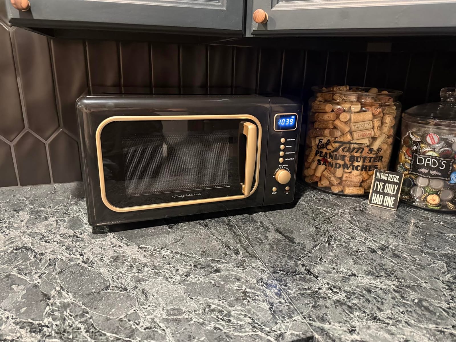Frigidaire, 0.7 Cu. Ft. Retro Countertop Microwave Oven, 700W Compact Microwave with 8 Auto Cook Menus, Auto Defrost, 5 Power Levels, LED Display, Glass Turntable, Black Gold customer photo 2