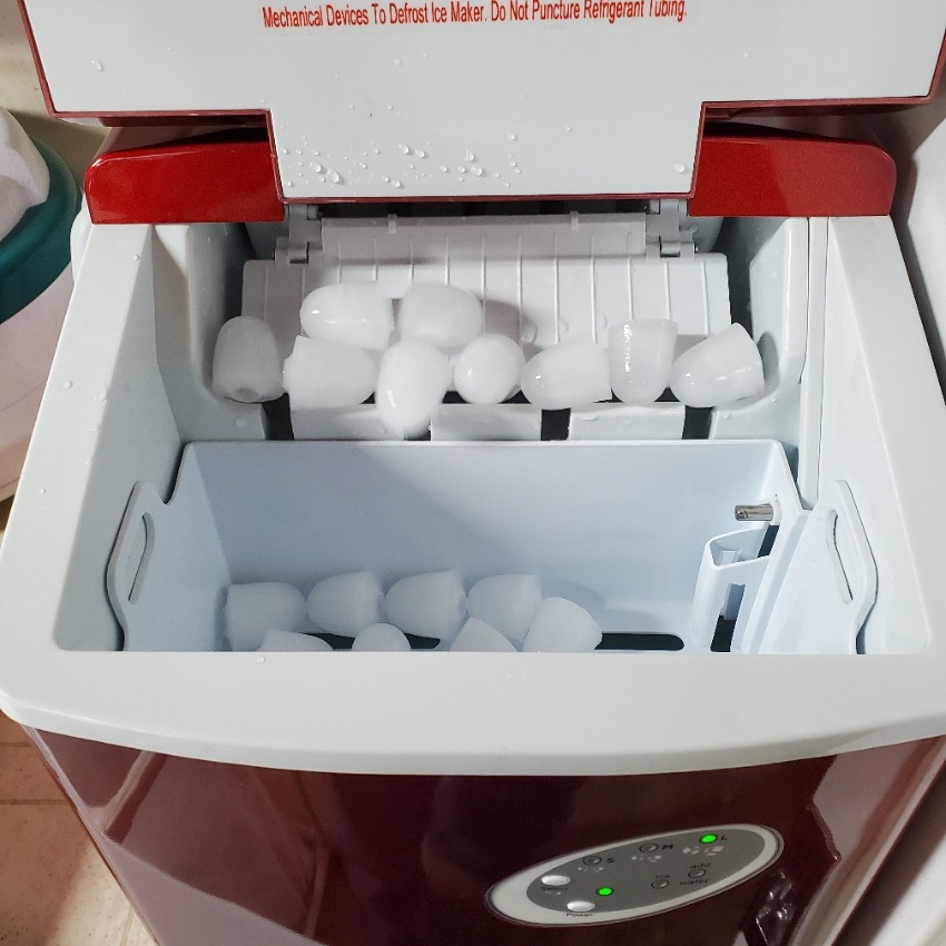 Newair Bullet Ice Machine - 28 lbs/Day Countertop Ice Maker, BPA Free, Portable Ice Maker Machine, 3 Size Ice Cube Maker, Ideal for Home Office, Kitchen or Bar | Red customer photo 2