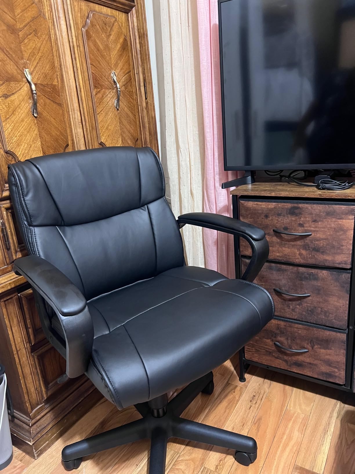 Amazon Basics Faux Leather Task Chair customer photo 1