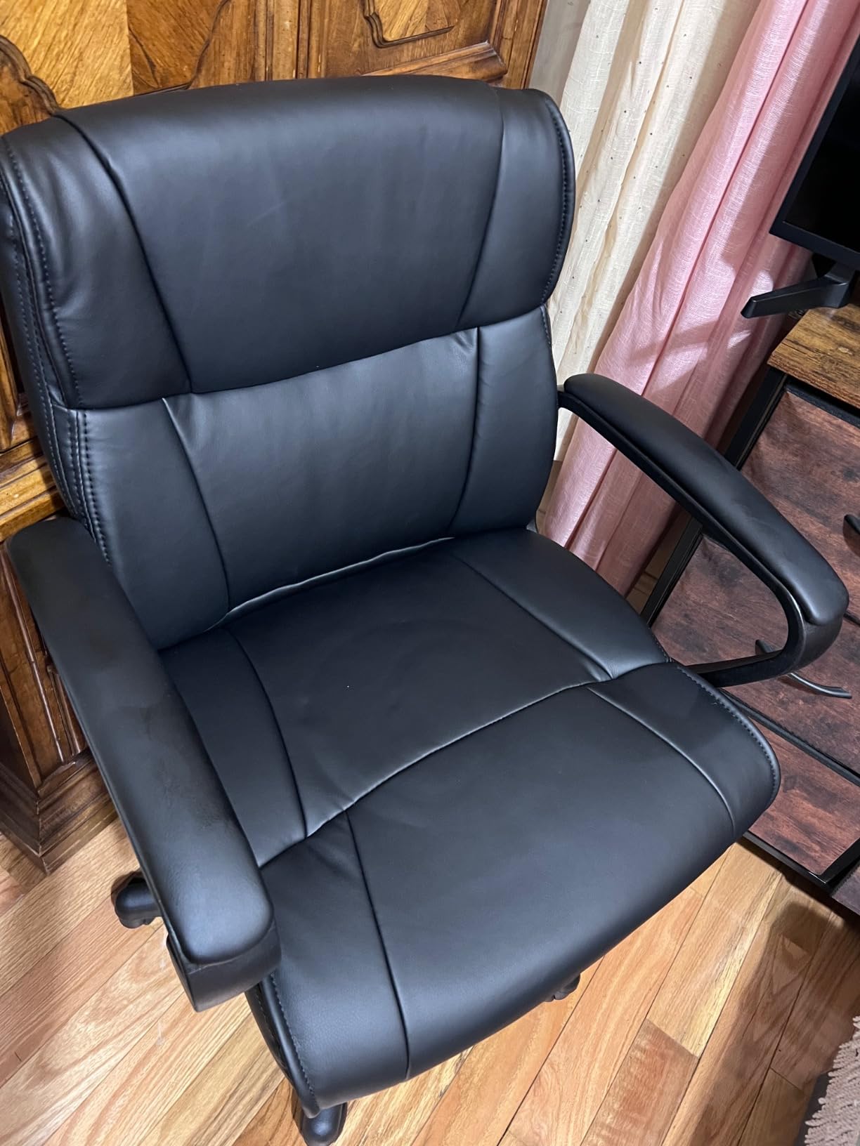 Amazon Basics Faux Leather Task Chair customer photo 2