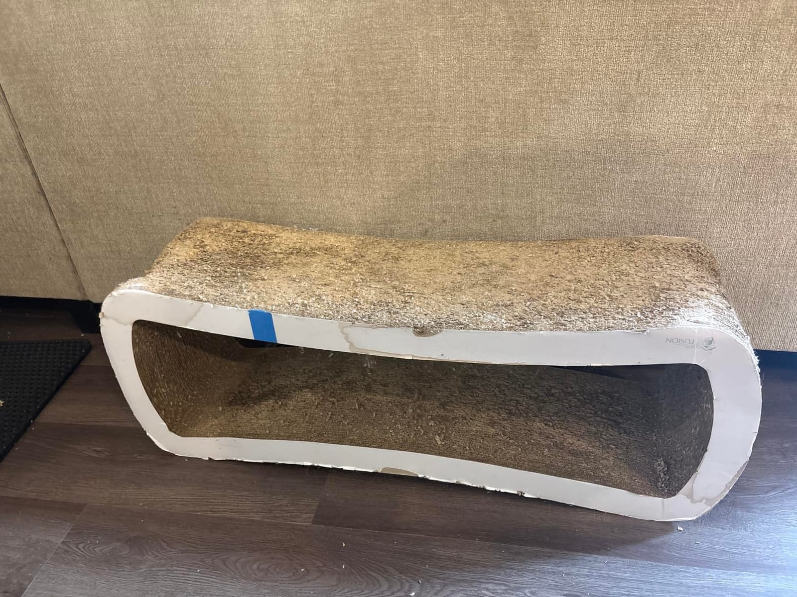 PetFusion Jumbo Cat Scratcher Lounge (99 x 28 x 36 cm, Cloud White). Superior Cardboard & Construction, significantly outlasts cheaper alternatives. customer photo 1