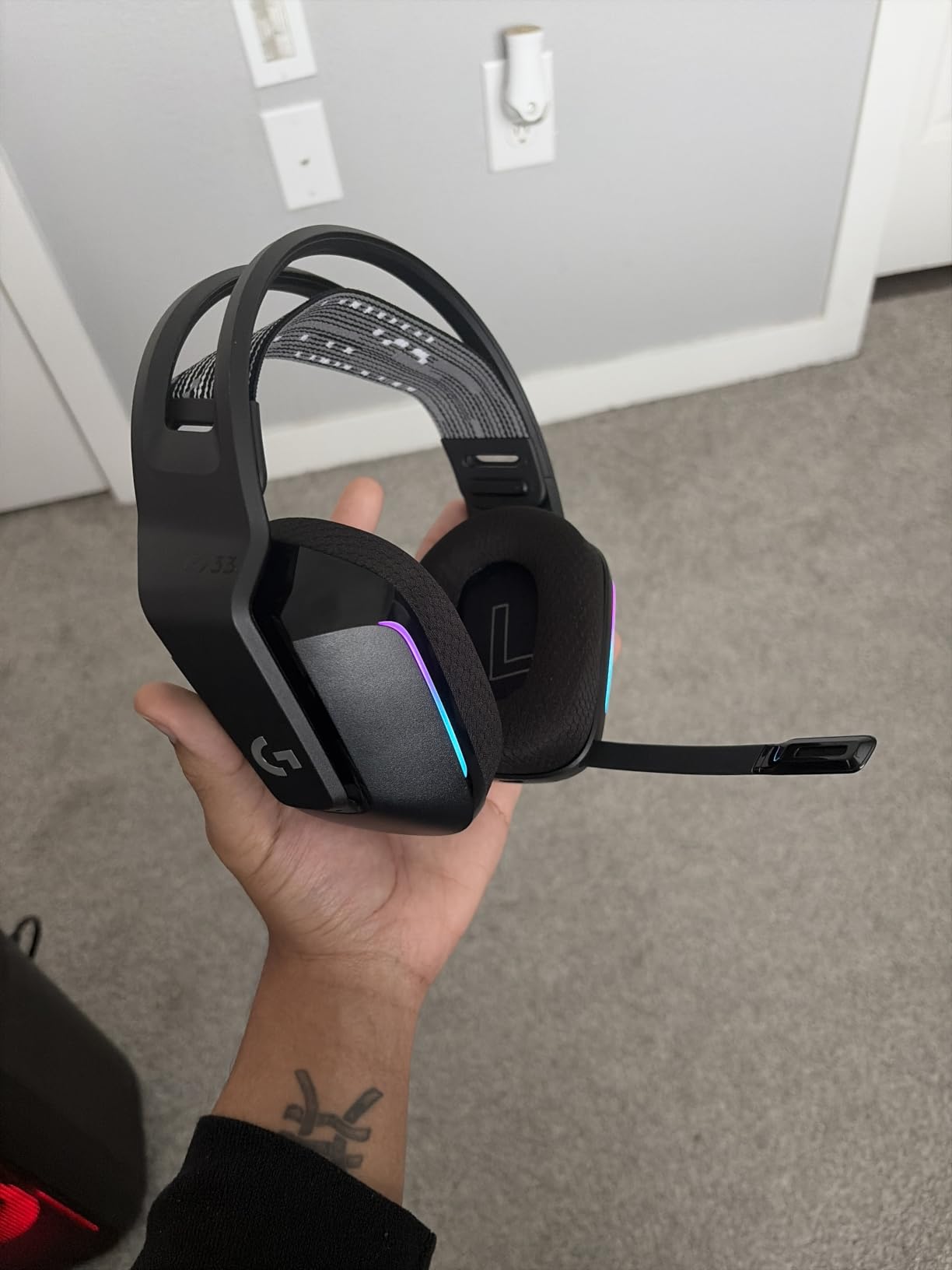 Logitech G733 Lightspeed Wireless Gaming Headset - Lilac customer photo 1