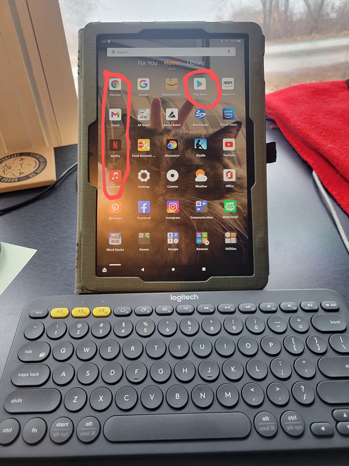 Amazon Fire HD 10 (2021) customer photo 2