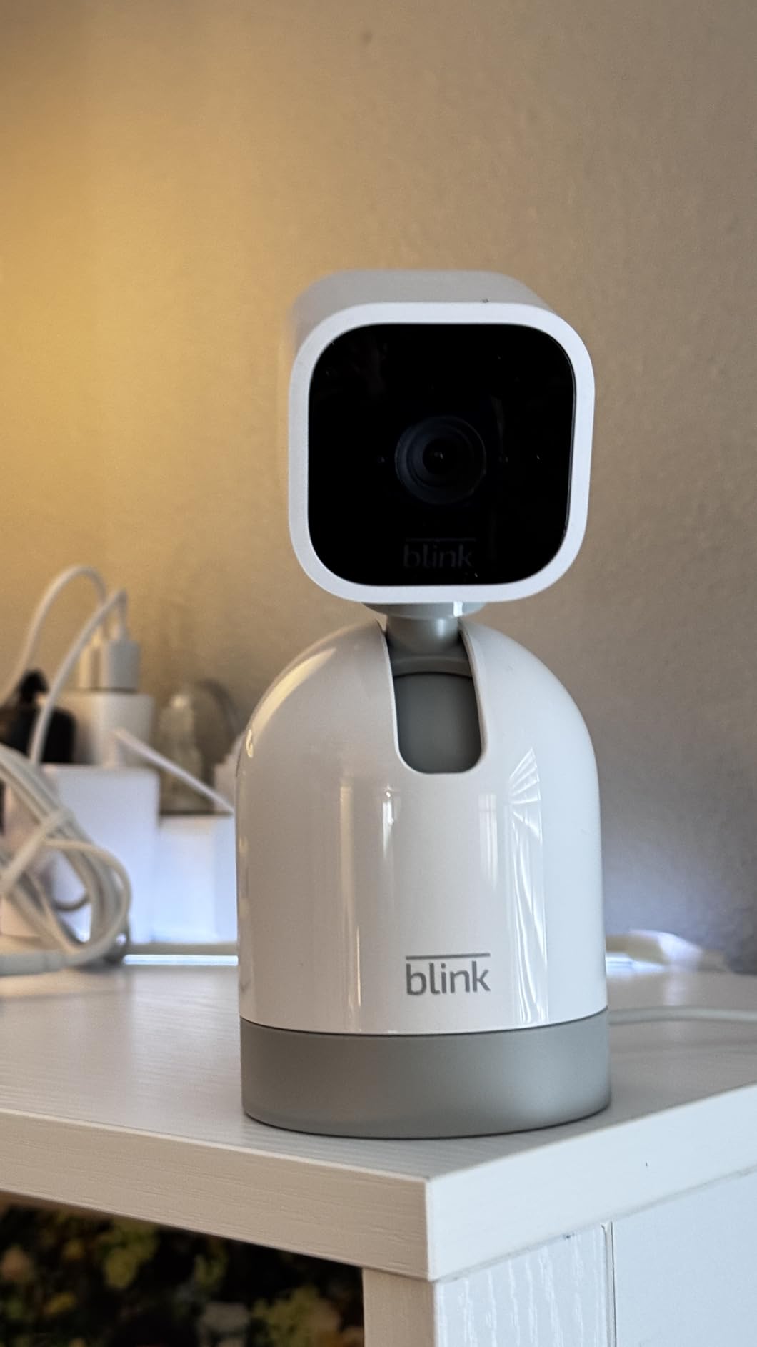 Blink Mini Pan-Tilt Camera (newest model), Rotating indoor plug-in smart security camera, two-way audio, HD video, motion detection, Works with Alexa (Black) customer photo 2