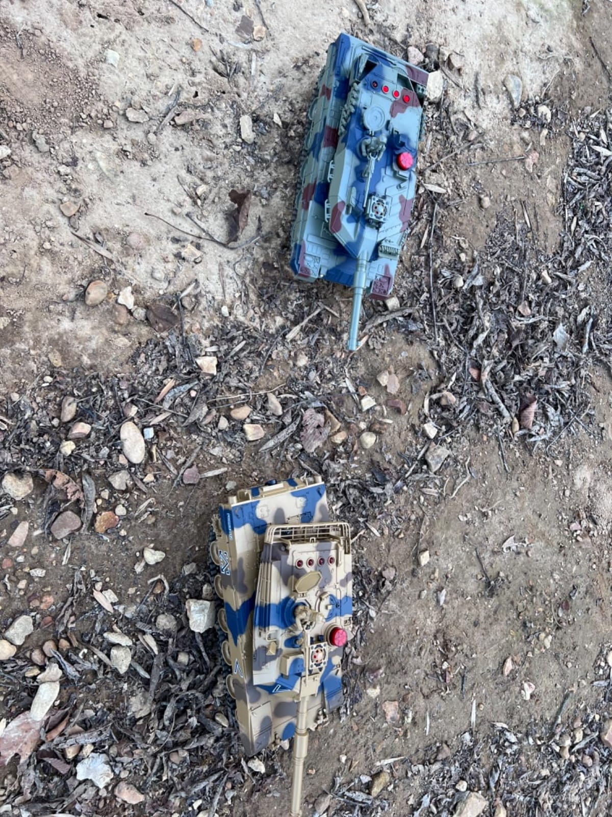 Supdex 1/24 RC Battle Tank Set, Remote Control USA M1A2 and Ger Leopard II Army Toy that Shoots, 2.4G Tank Model Toy for Boys Age 8+ Year Old with Sound Effects, Lights and Smoke customer photo 2
