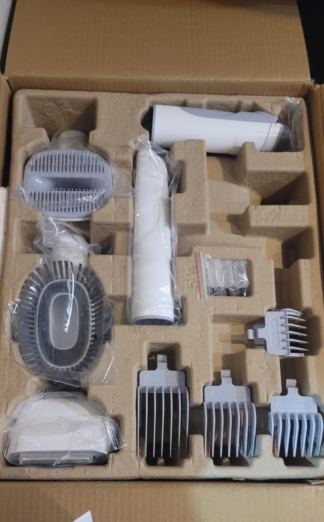 Dog Grooming Vacuum, Pet Grooming Vacuum Kit 2.3L Suction 99% Pet Hair with 5 Tools for Dog Cat for Shedding Grooming, Low Noise (Blue & White) customer photo 2