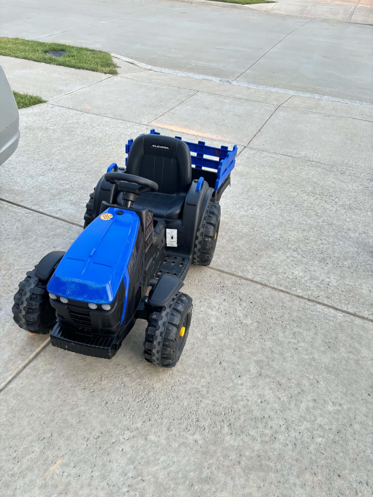 ELEMARA 24V 9AH Ride on Tractor with Easy Detachable Trailer, 400W Motors Electric Tractor Toy for Big Kids, All-Terrain Capability, Safety Design with 3-Point Seat Belt for Ages 3+, Green customer photo 2