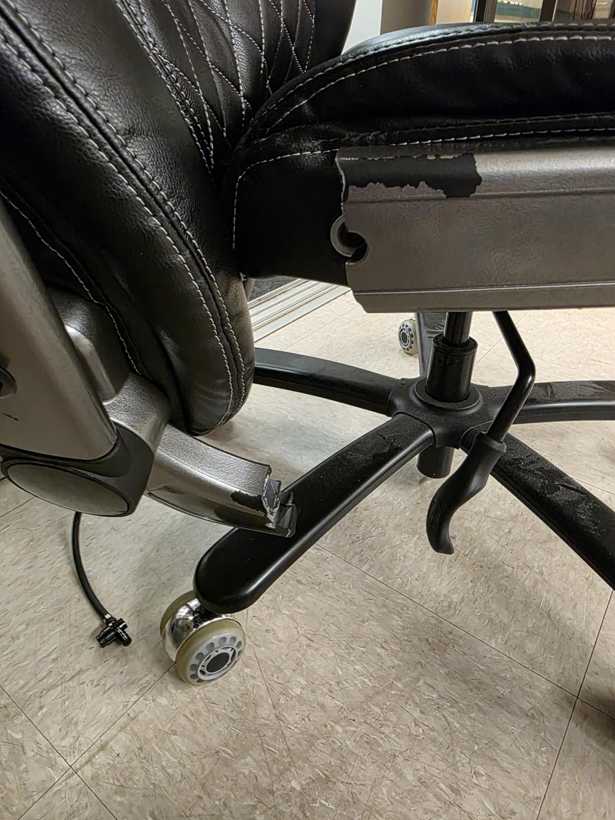 600LBS Large Heavy Duty Office Chair with 5D Flip Arms,Comfy Big and Tall Executive Office Desk Chair with Pocket Spring Cushion,High Back Computer Chair with Lumbar Support,Dual Rubber Wheel customer photo 2