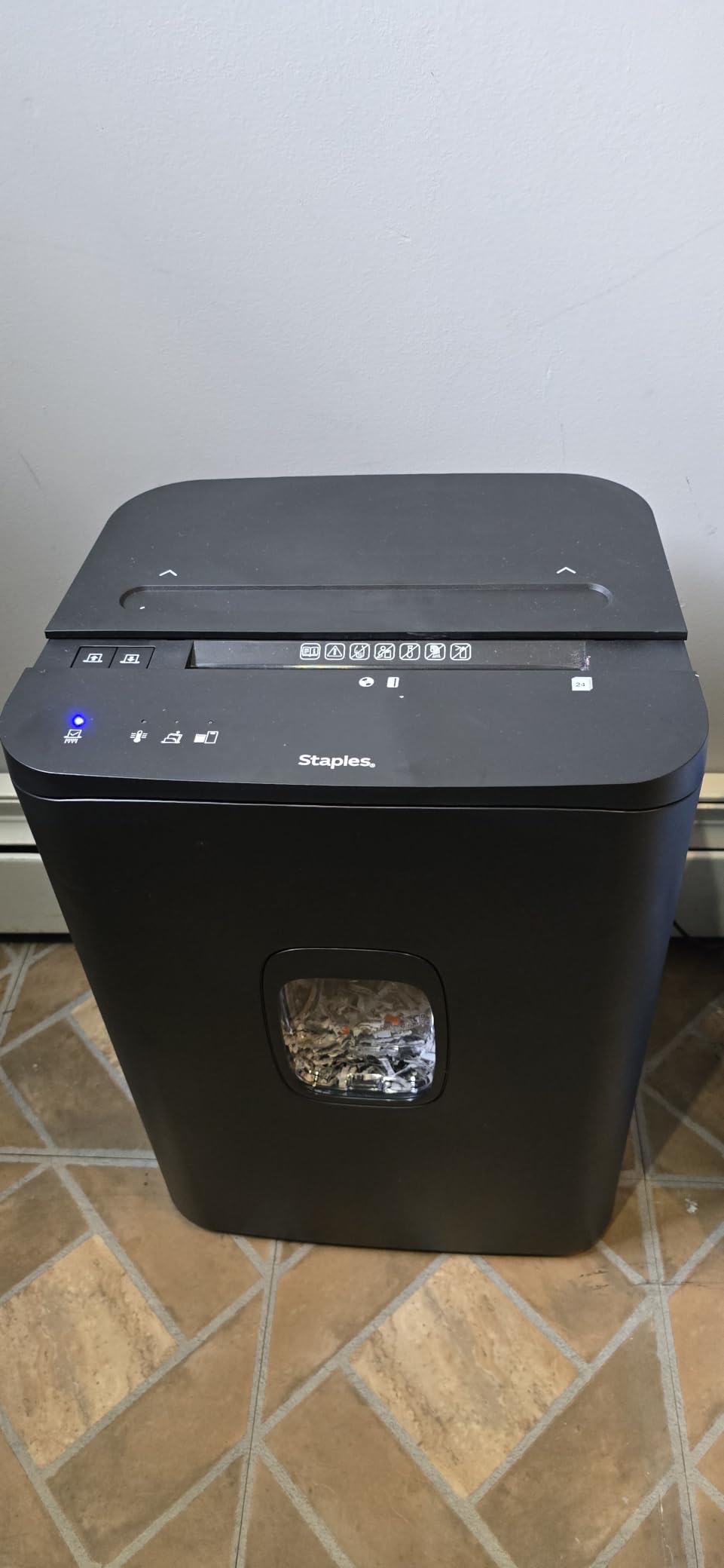 Staples 15-Sheet Cross-Cut Paper Shredder, P-4 Security, Black customer photo 2