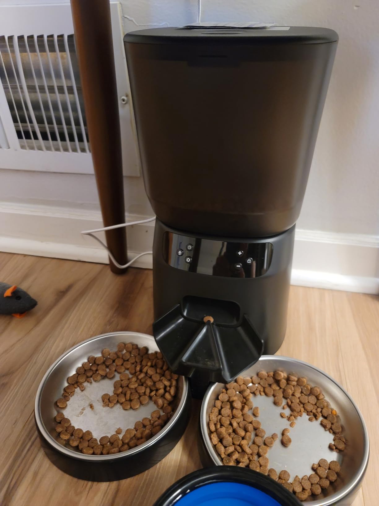 Automatic Cat Feeders for Two Cats, 5L/20 Cups Double Automatic Cat Food Dispenser with 2 Stainless Bowls, Timer Setting 20 Portions 6 Meals Per Day, 10s Meal Call (Black) customer photo 2