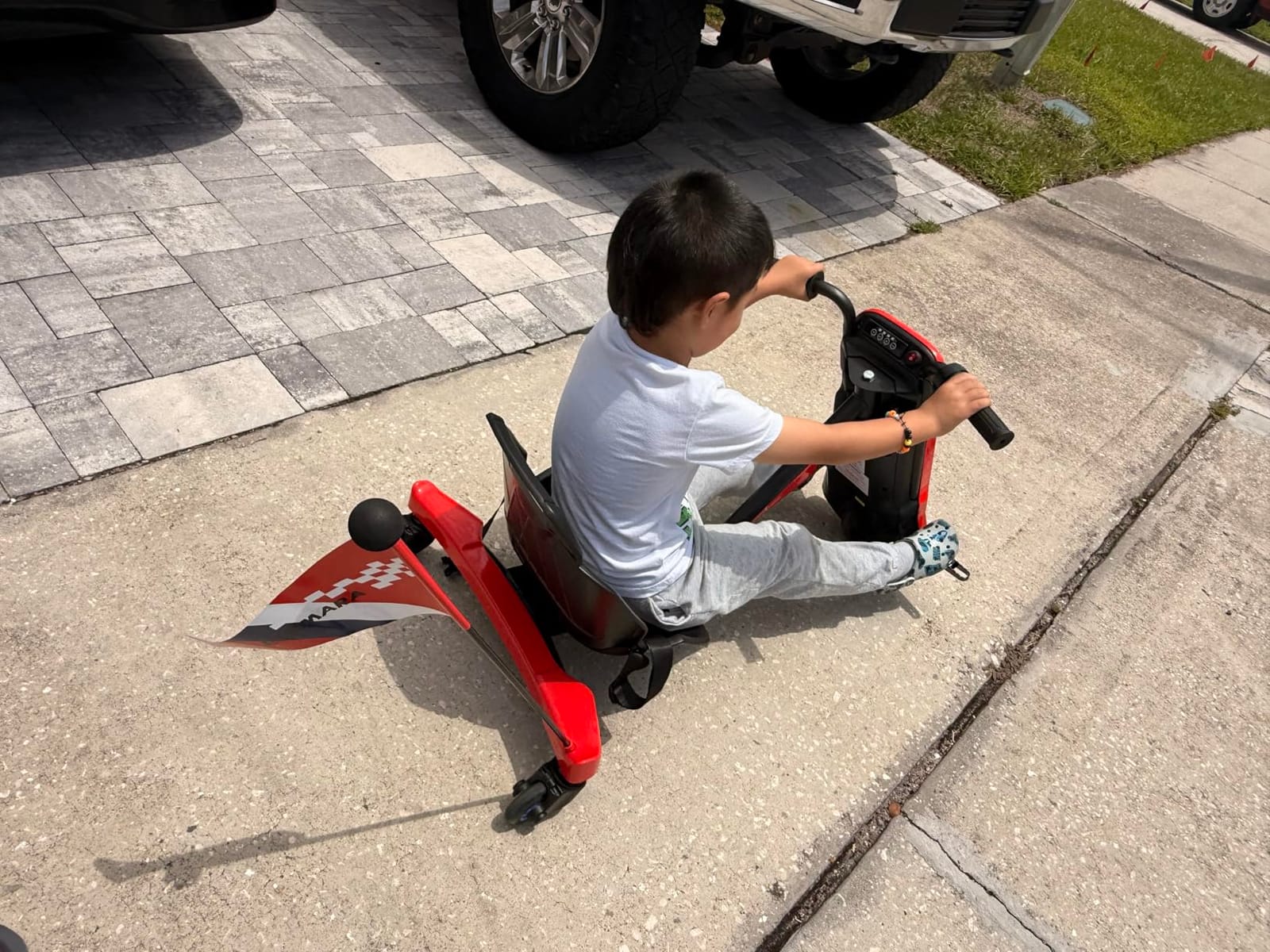 ELEMARA Drift Cart with Stepless Speed,12V Electric Drift Kart with Adjustable Seat,5 MPH Drifting Car with Pennant, Kids Ride On Toy with LED Lights,Music,Bluetooth,for Kids Age 6+, Pink customer photo 2